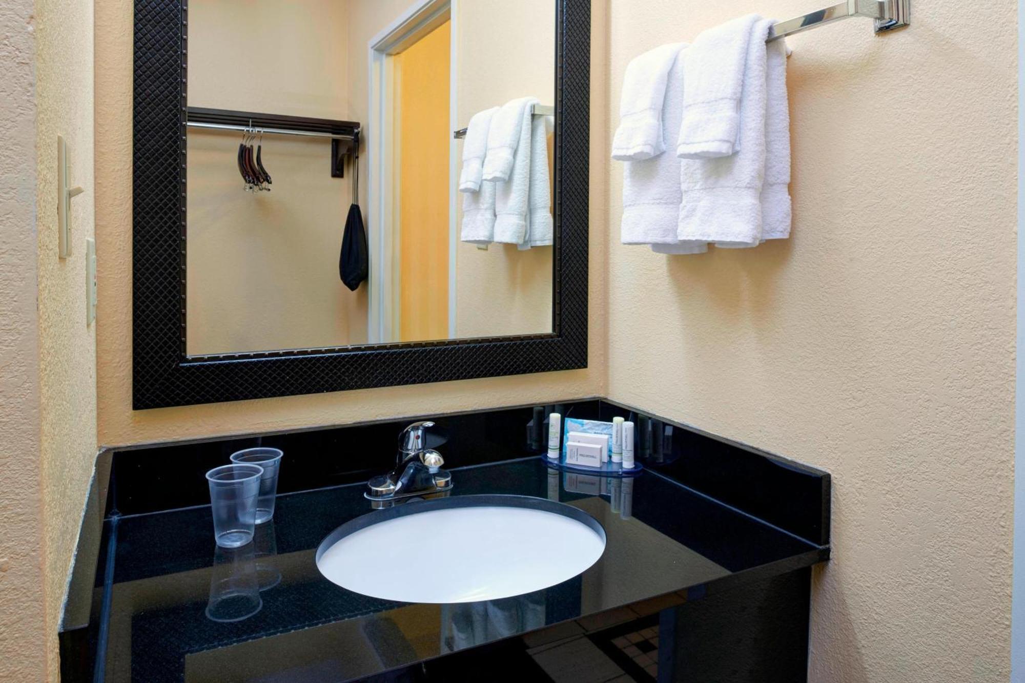 Fairfield Inn By Marriott Richmond New Paris Экстерьер фото